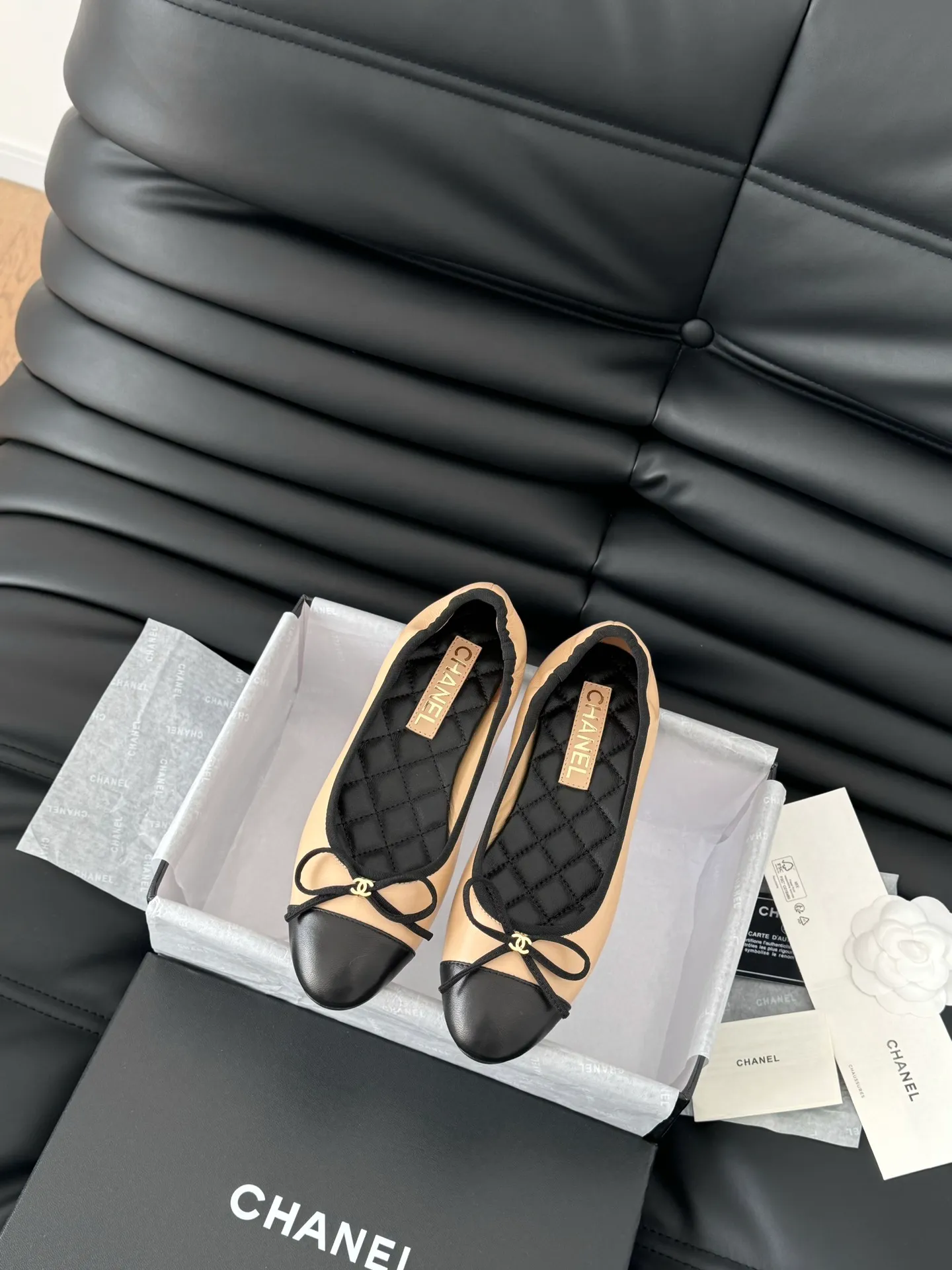 👟👟Ex-factory price 520👟👟 Chanel Xiaoxiang 25C new bow shoe series, original 1:1 replica, a classic among classics. It is perfect whether paired with trousers or skirts. The small round toe design is very good at modifying the foot shape. A must-have for little fairies! The upper is made of imported lambskin, the lining is made of top-grade mixed sheepskin, and the outsole is imported Italian cowhide. Size: 35-39 (40/41/42/43 customized)